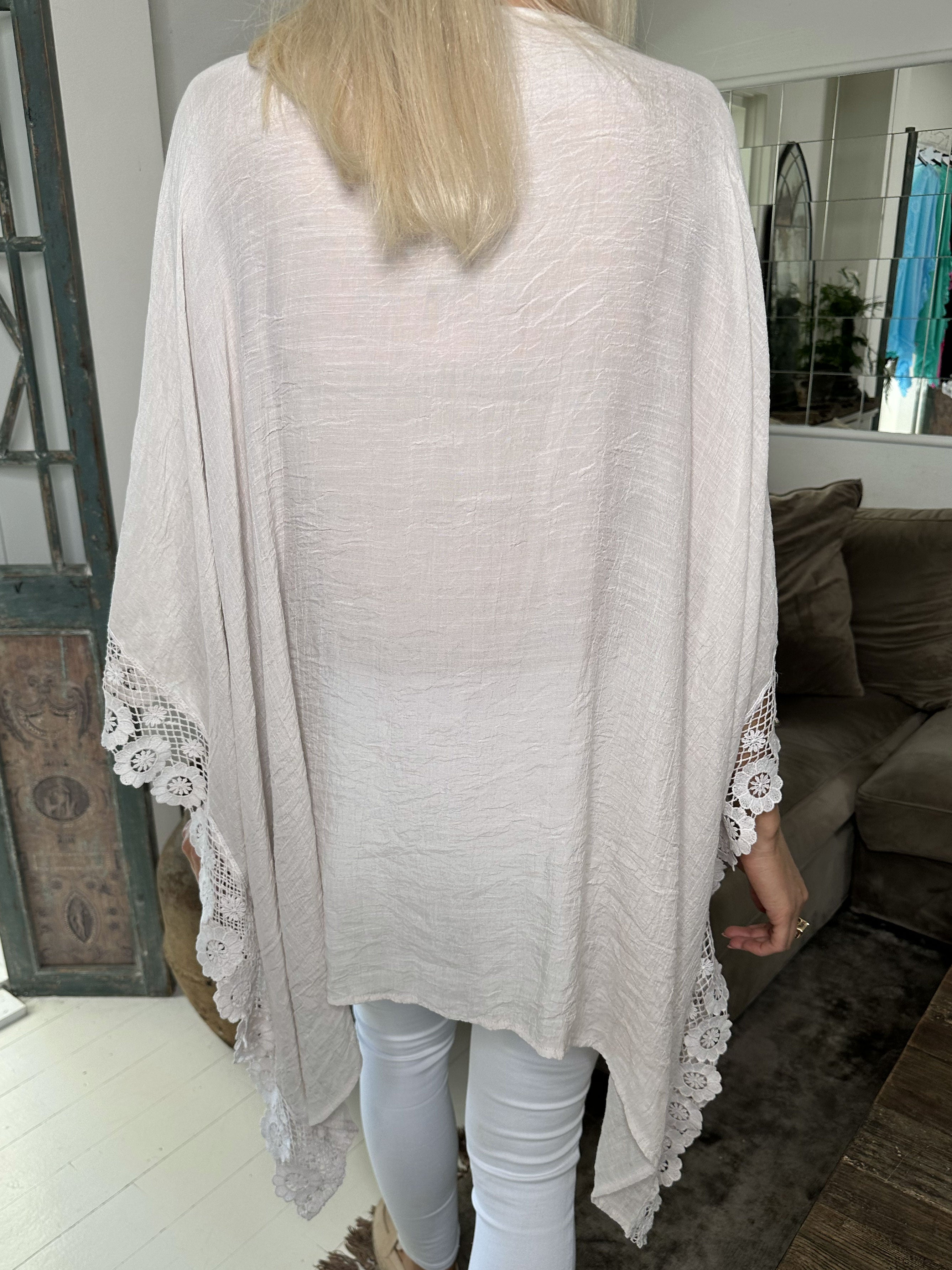 Leslie - Vacker tunika med spetskanter